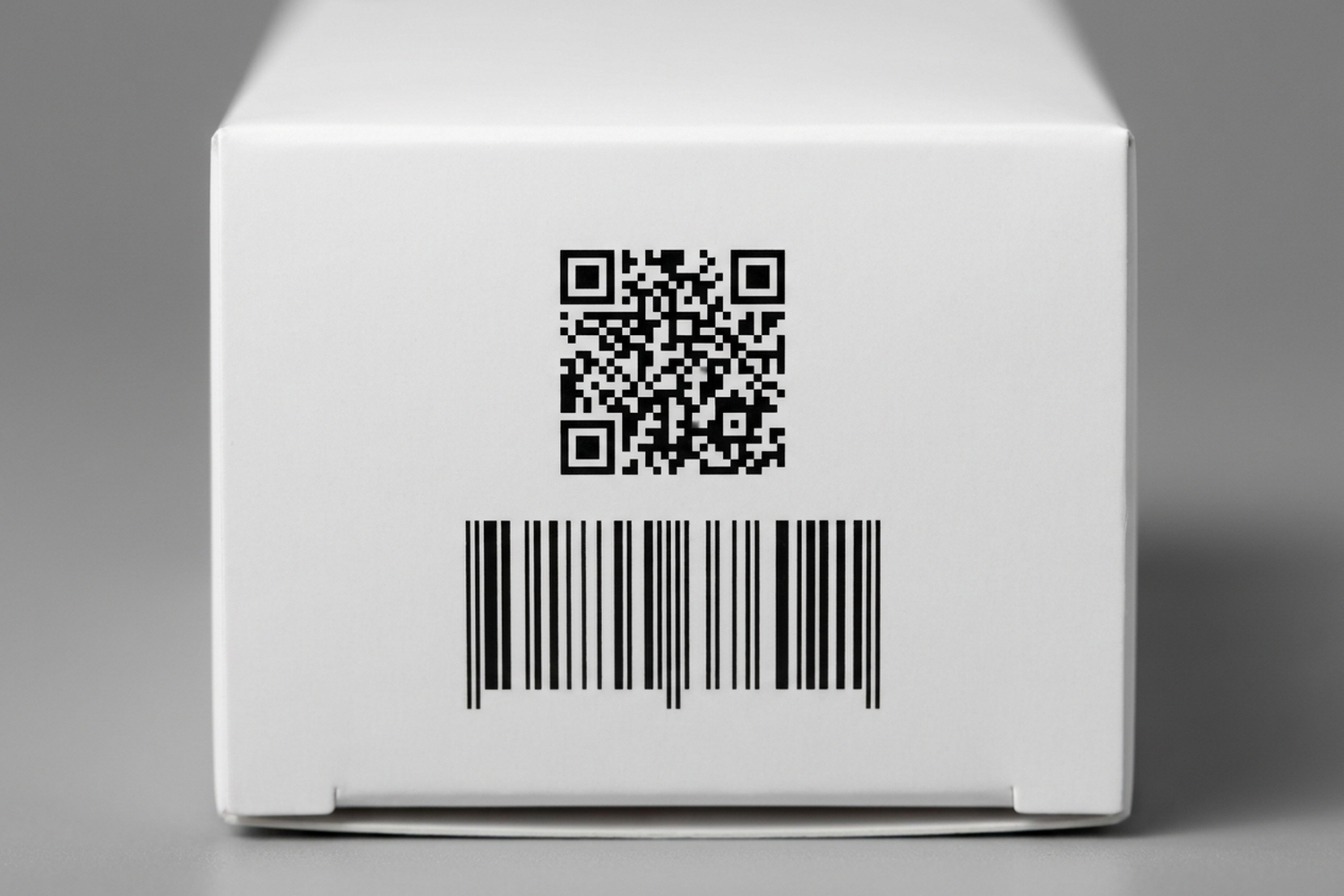 QR-код и штрихкод на белой картонной упаковке косметического средства